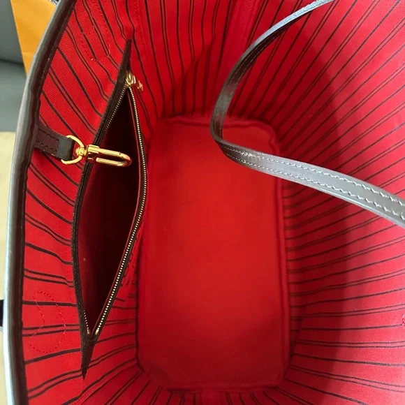 Louis Vuitton Neverfull MM - Picture 10 of 16